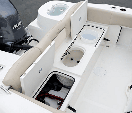 NauticStar 2302 livewells